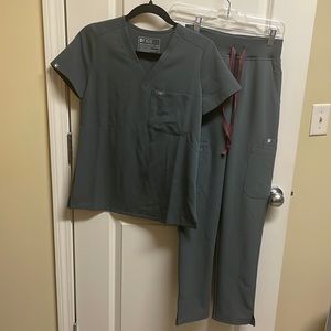 XXS figs scrub set in bonsai. Brand new!